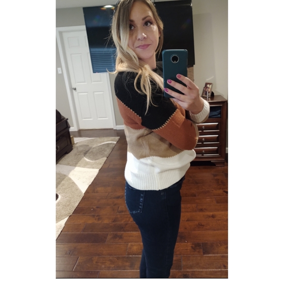 Color Block Sweater - Picture 2 of 3